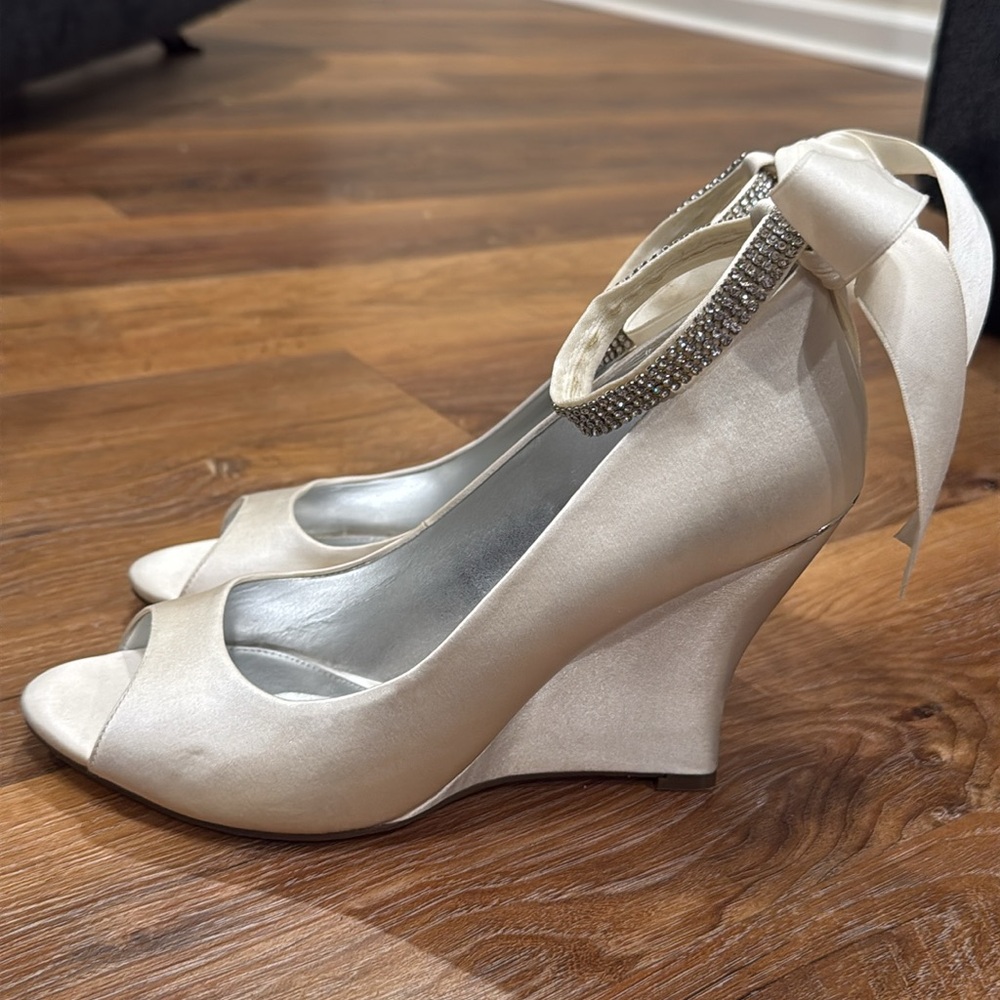 NINA Emma Crystal Embellished Champagne Satin Peep-Toe Wedges (Size: 10M) EUC - Picture 4 of 11
